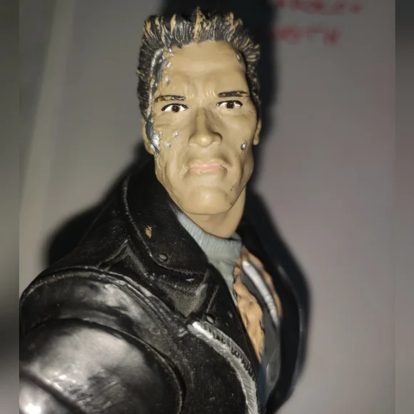 Terminator 2 Figure - Picture 3 of 9